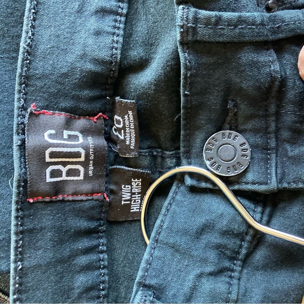 BDG Twig High Rise Distressed Skinny Jeans Size 26 - Picture 7 of 7